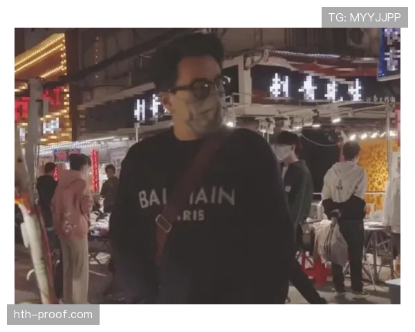 徐灿戴名表吃路边炒面，被认出那瞬间画风乱了